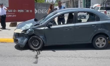Señor se confunde, no respeta luz roja y provoca accidente en Saltillo