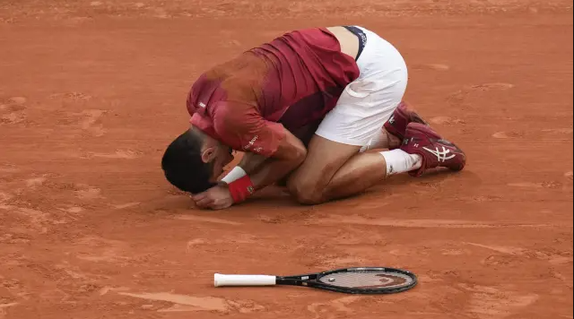 Djokovic se retira de Roland Garros por lesión y cede el número 1 a Jannik Sinner