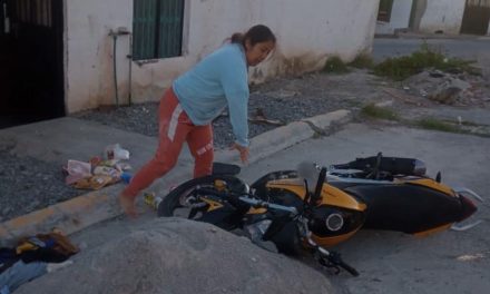 Nuera causa daños a la moto de su suegra tras pleito con su pareja en Parras