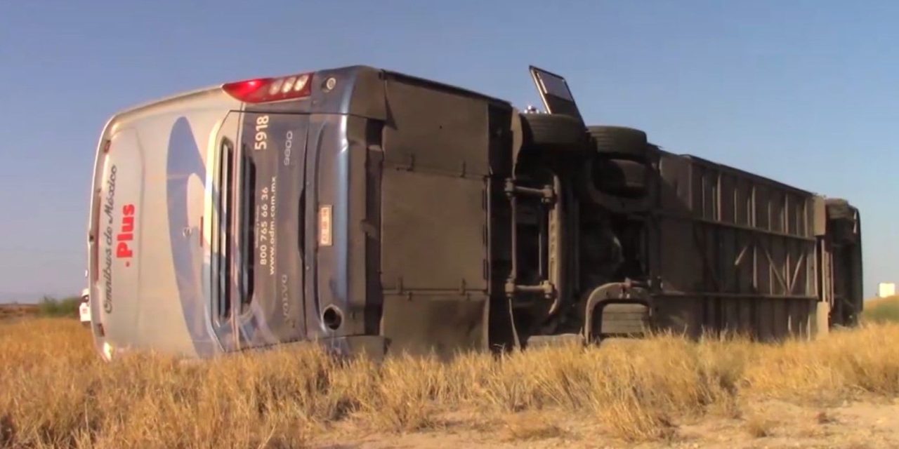 Omnibus vuelca y deja 9 personas lesionadas en la Saltillo-Torreón