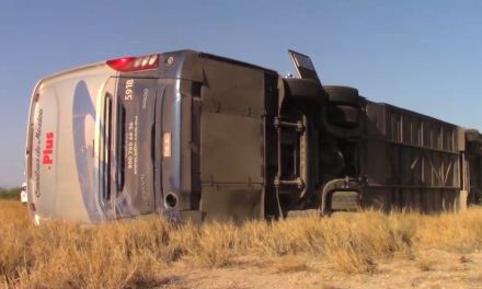 Omnibus vuelca y deja 9 personas lesionadas en la Saltillo-Torreón