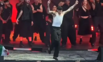 Así fue la fractura de Peso Pluma en pleno concierto (video)
