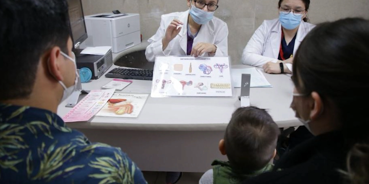 Ofrece IMSS distintos métodos de planificación familiar