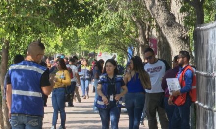 Reclutadores de empresas se distribuyen en el centro histórico de Saltillo.