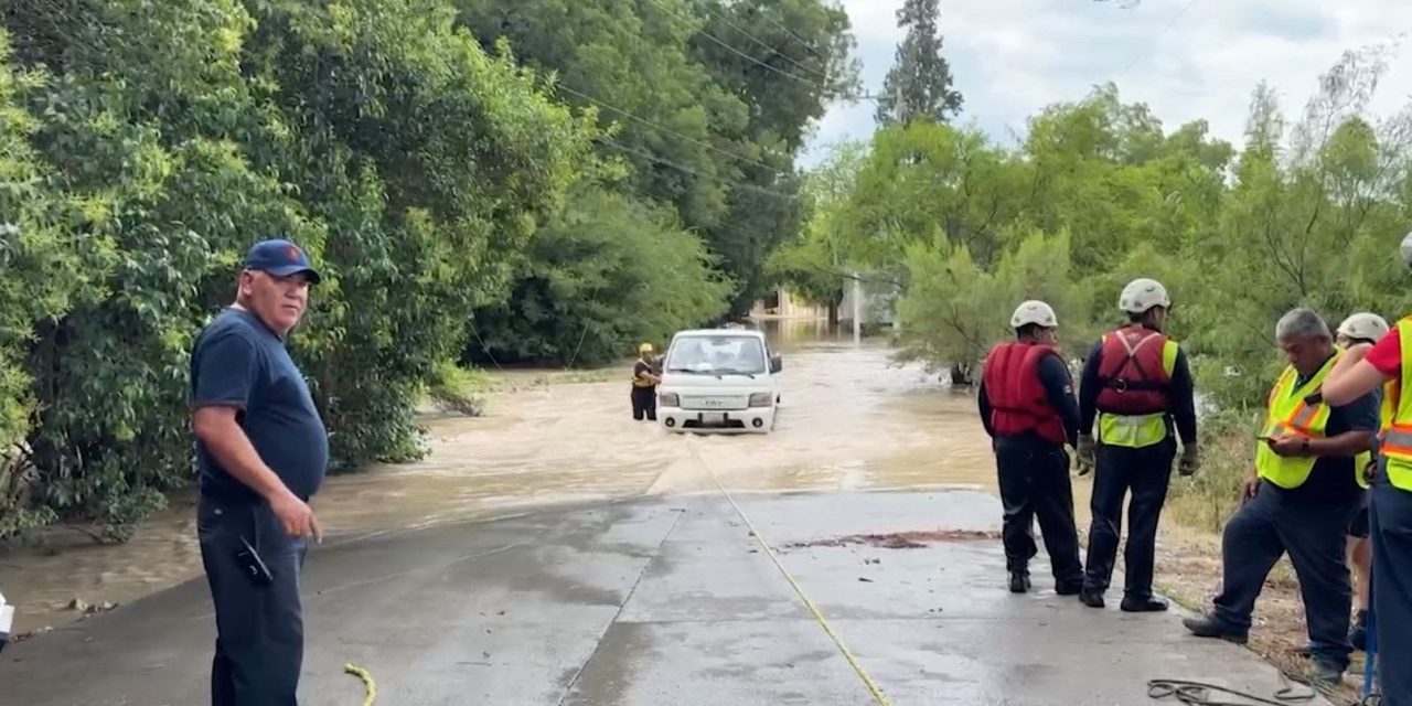 Rescata bomberos a dos hombres que quedaron atrapados en corriente de agua