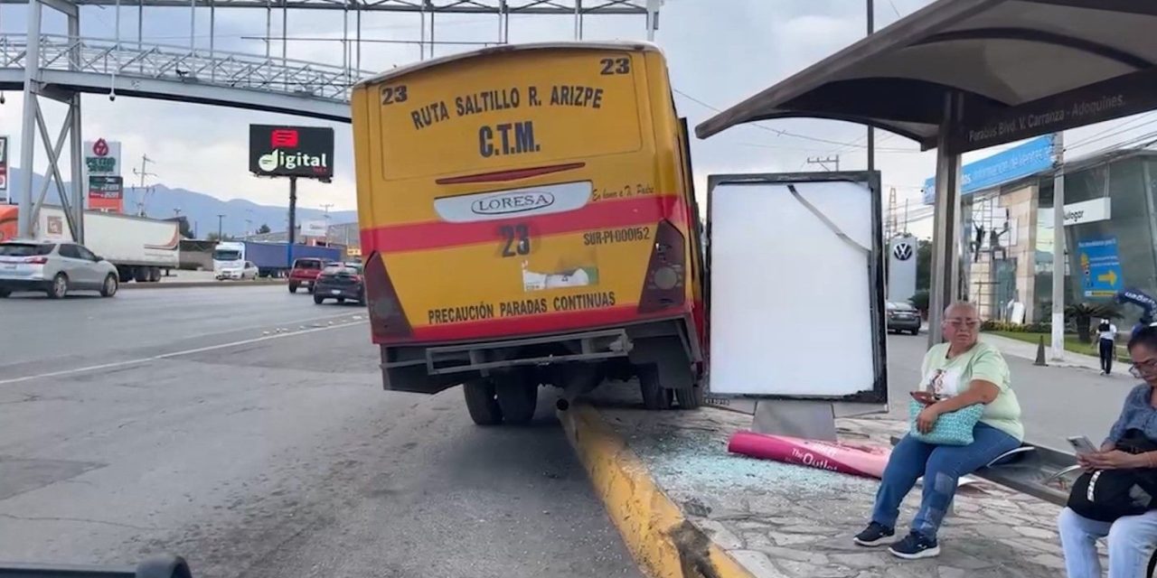 Ruta urbana choca contra parabus al norte de Saltillo