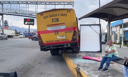 Ruta urbana choca contra parabus al norte de Saltillo