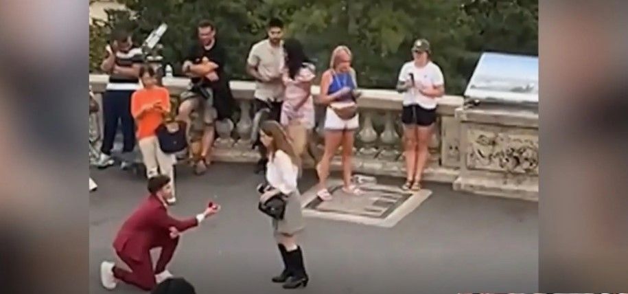 Video: Soldado caído en París… le propone matrimonio a su novia y ella sale corriendo