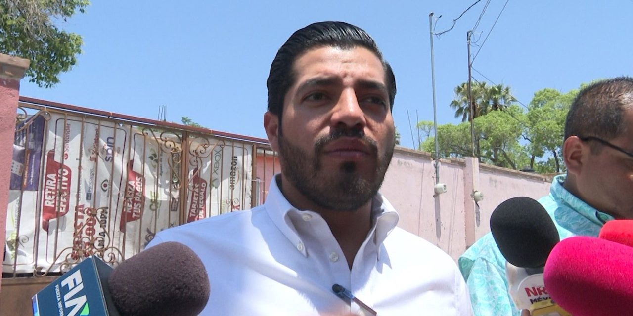 Supervisa el alcalde de Arteaga obra de pavimentación