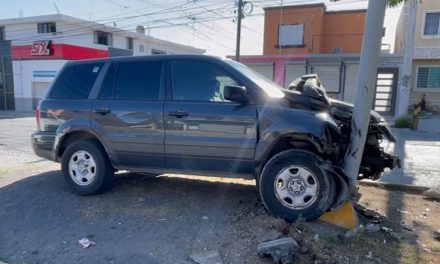 Taxista no respeta el alto y provoca accidente en Saltillo