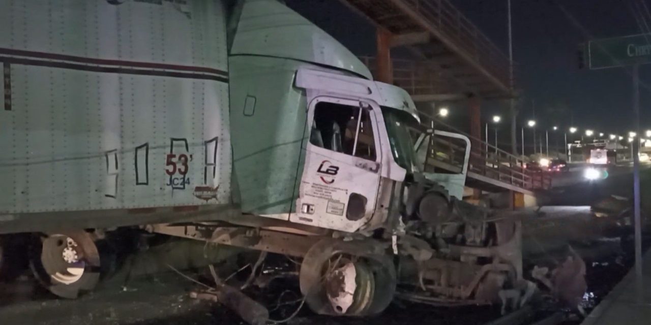 Trailer casi derriba un puente peatonal en el Ramos Arizpe