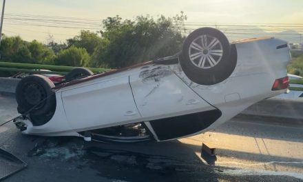 Acelerado sufre aparatosa volcadura en V. Carranza