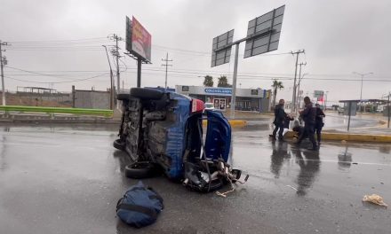 Conductor vuelca en Saltillo y abandona a sus acompañantes
