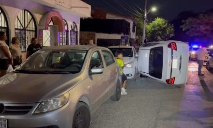 Vuelca su auto y huye en Saltillo