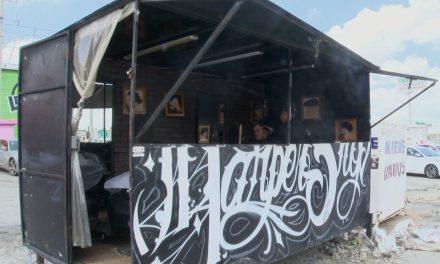 Saltillo: Joven emprendedor crea remolque barber shop en Otilio González