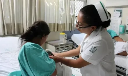 Culminan alumnos de odontología y enfermería su servicio social