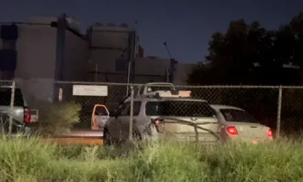 Retiran con grúa autos pertenecientes de AHMSA ante presunta subasta