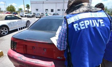 Orientan a ciudadanos para regularizar vehículos en Sabinas