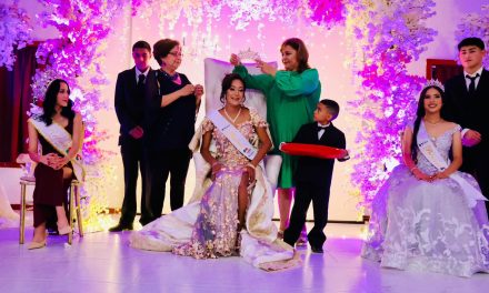 Diana Haro corona a la reina de Villa de Agujita