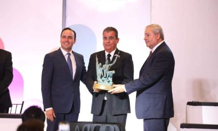 Entrega Manolo Jiménez y Chema Fraustro Presea Saltillo