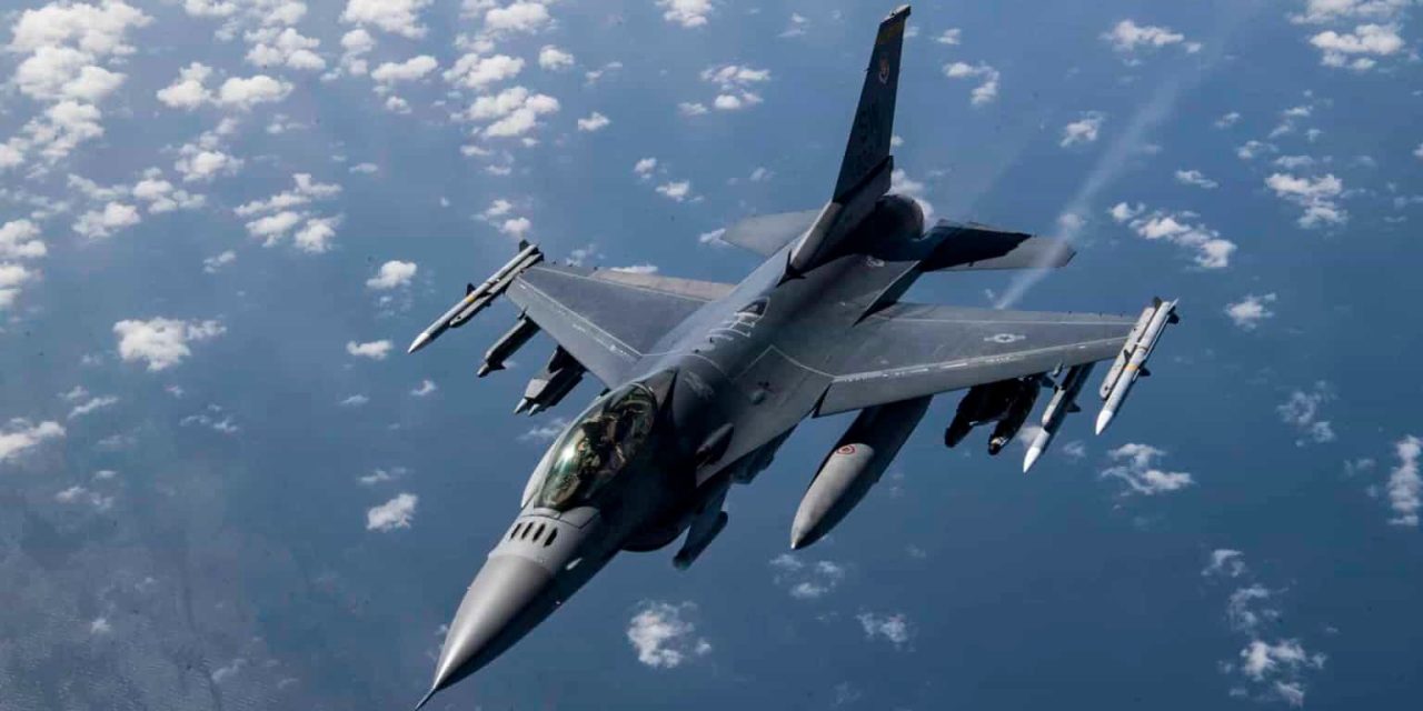 La OTAN comienza envío de aviones de combate F-16 a Ucrania
