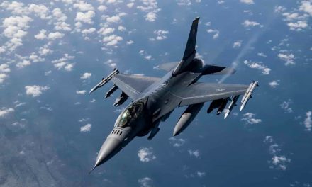La OTAN comienza envío de aviones de combate F-16 a Ucrania