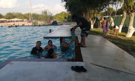 Disfrutan ciudadanos de actividades en la Alberca Municipal de Acuña
