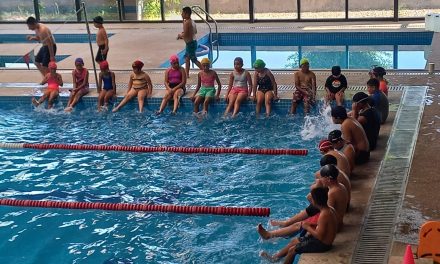 Inicia curso de natación para niños