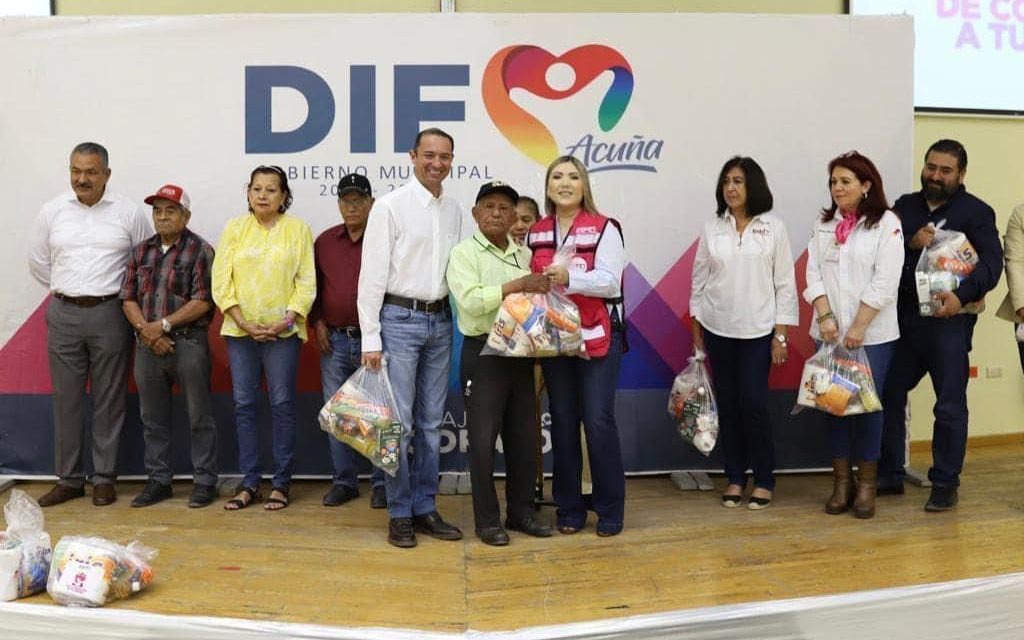 Cumple DIF Acuña con entrega de apoyos