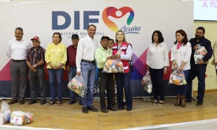 Cumple DIF Acuña con entrega de apoyos