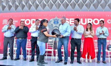 Entrega Román Cepeda 250 cascos a motociclistas de Torreón