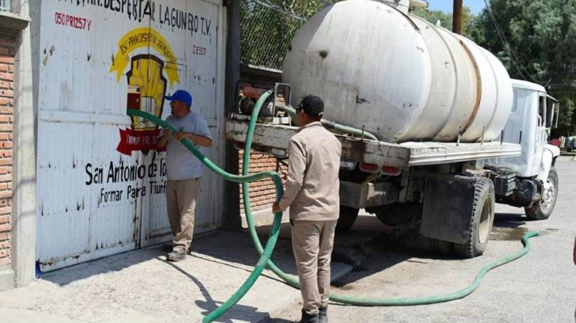 Comercios de Torreón abastecen agua con pipas