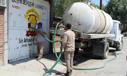 Comercios de Torreón abastecen agua con pipas