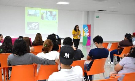 Empacadores reciben charla sobre prevención de adicciones