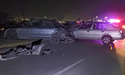 Saltillo: Lo chocan estando orillado, sufrió una falla mecánica en el peor lugar