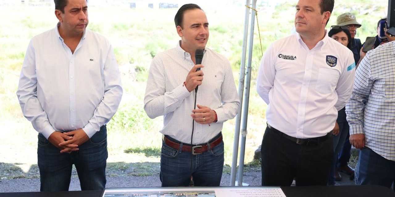 Manolo Jiménez supervisa el arco de seguridad en Ramos Arizpe