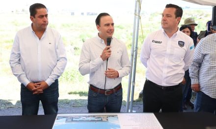 Manolo Jiménez supervisa el arco de seguridad en Ramos Arizpe