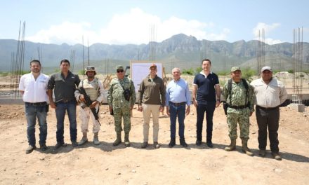 Supervisan Manolo Jiménez y general obras militares en Coahuila