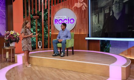 ¿Entonces no es real? Invitado de ‘Acércate a Rocío’ olvida su ‘nombre’ y el guion en pleno programa