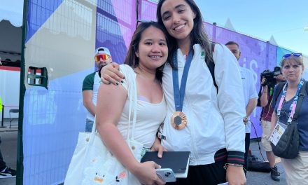 Sorprenden a la coahuilense Ana Paula Vázquez; fanática viaja desde Filipinas para conocerla y verla ganar el bronce