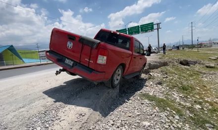 Hombre se distrae y estuvo a punto volcar su camioneta en Saltillo