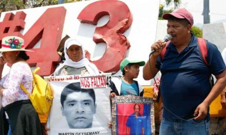 Padres de los 43 acusan a AMLO de mentir y traicionar su compromiso