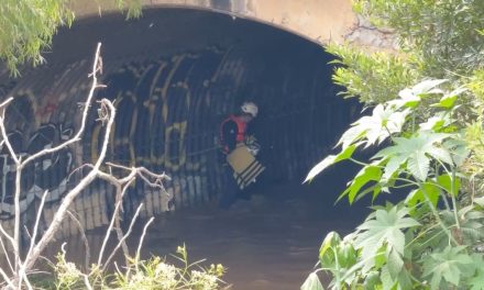 Bomberos rescatan a hombre que quedó atrapado en arroyo de Saltillo