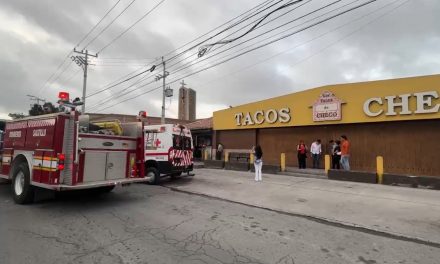 Se desprenden mosaicos del techo en Tacos Checo y dos trabajadores quedaron heridos