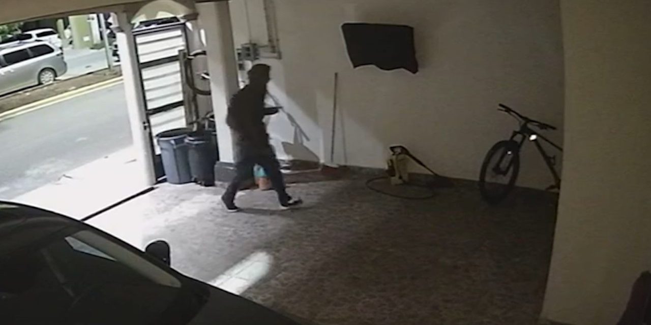 Cámaras de seguridad captan robo de bicicleta en Saltillo