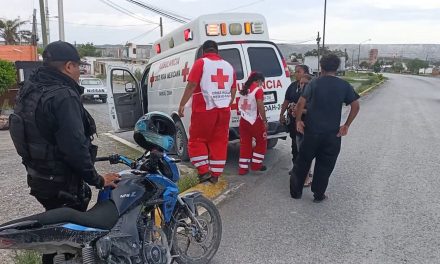 Canino ocasiona accidente y tumba a un motociclista en Parras