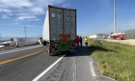 Casi vuelca tractocamión en el Libramiento Norponiente