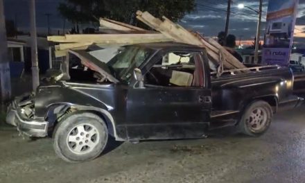 Hombre en estado de ebriedad choca e intenta ocultar su camioneta en Saltillo