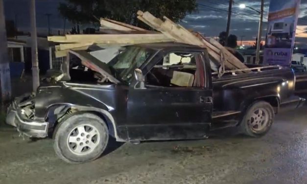 Hombre en estado de ebriedad choca e intenta ocultar su camioneta en Saltillo