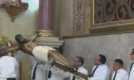 Con el descenso de la imagen del Santo Cristo arrancó el novenario en su honor